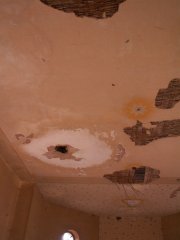 pohled do interiéru - poškození stropu lodi