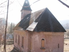 pohled zezadu zprava - opravená díra ve střeše presbytáře