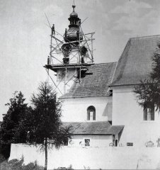 kostel ještě s původní cibulovitou bání věže