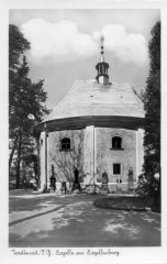 kaple na dobové pohlednici