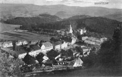 dobová pohlednice města s kostelem