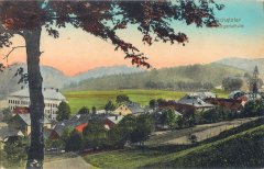 dobová pohlednice města s kostelem (vpravo)