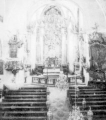 starší foto interiéru kostela - hlavní oltář