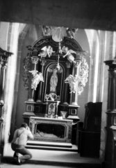 starší foto interiéru kaple - presbytář