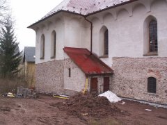 pohled na zadní část zleva - odvodnění kostela