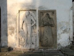 náhrobníky ve stěně kostela