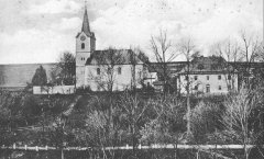 historické foto kostela a fary
