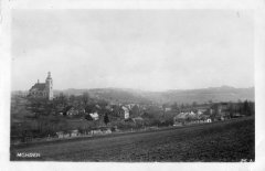 dobová pohlednice vsi s kostelem