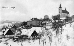 dobová pohlednice vsi s kostelem