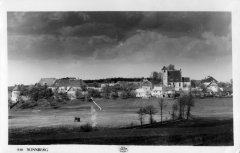 dobová pohlednice vsi s kostelem