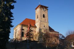 pohled zepředu zprava - provizorně zastřešená věž