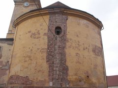 pohled zezadu - opravená prasklina na presbytáři