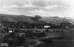 dobová pohlednice vsi s kostelem (vpravo)