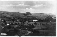 dobová pohlednice vsi s kostelem