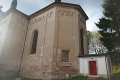 pohled na presbytář zprava