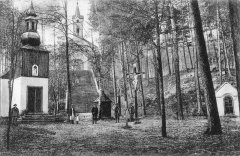 starší foto poutního areálu s kostelem