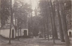 starší foto kaple (vlevo od schodiště ke kostelu)