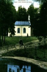 dobová pohlednice s motivem kaple
