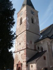 pohled na věž kostela