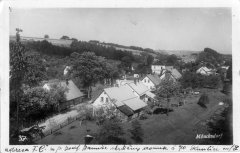 dobová pohlednice vsi s kaplí (uprostřed)