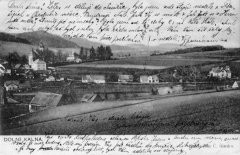 dobová pohlednice vsi s kostelem (vlevo)