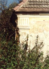 detail otlučeného levého zadního rohu kaple