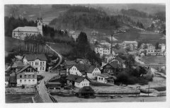 dobová pohlednice města s kostelem