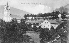 dobová pohlednice s motivem kostela a fary
