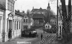 dobová pohlednice města s kostelem