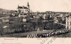 dobová pohlednice města s kostelem