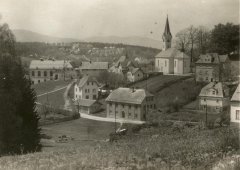 celkový pohled na Starý Harcov s kostelem