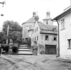 pohled ulicí ke kostelu