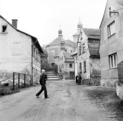 pohled ulicí ke kostelu