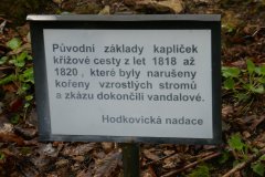 informace o základech přemístěných původních kaplí