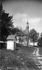 vrcholová kaple a jedna z kaplí křížové cesty