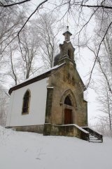 vrcholová kaple křížové cesty zepředu zleva