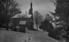 starší foto vrcholové kaple s jednou z kaplí křížové cesty