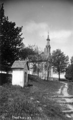 vrcholová kaple a jedna z kaplí křížové cesty