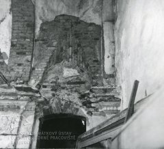 starší foto interiéru kaple - klenba nad kruchtou