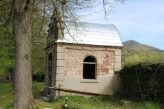 hrobka s novou střechou - pohled zprava