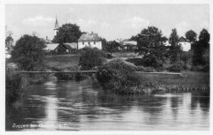 dobová pohlednice vsi s kostelem