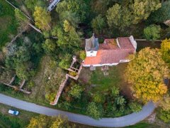 pohled z dronu na kostel