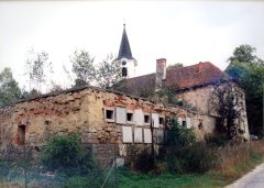 celkový pohled na kostel a faru
