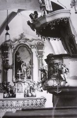 starší foto interiéru kostela - hlavní oltář
