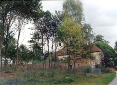 celkový pohled na kostel a faru