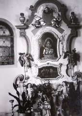 starší foto interiéru kostela - boční oltář