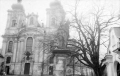 pohled na kostel, kaple zcela vpravo