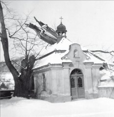 kaple poškozená spadlou lípou