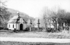 kaple ve vstupním parku