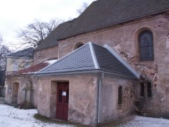 nová střecha na přístavku u levé stěny lodi